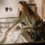 Tiny habits that change your life – woman making her bed as a small morning habit